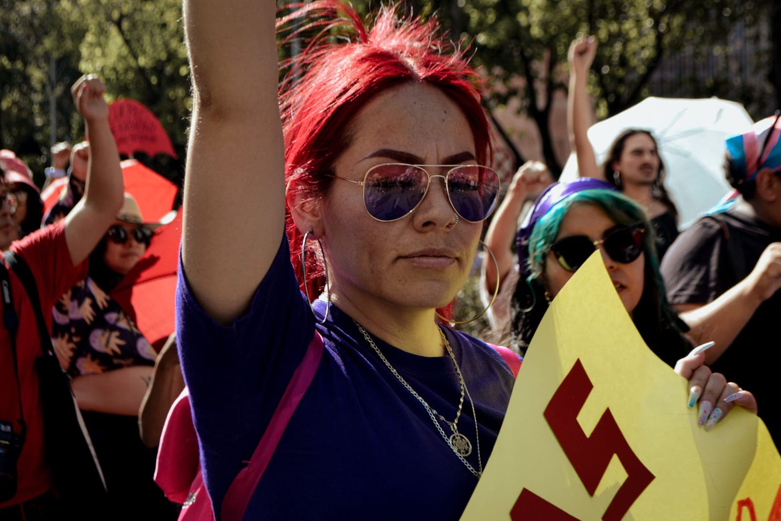 Mujer con el puño en alto en una manifestación por los derechos y la salud de las mujeres